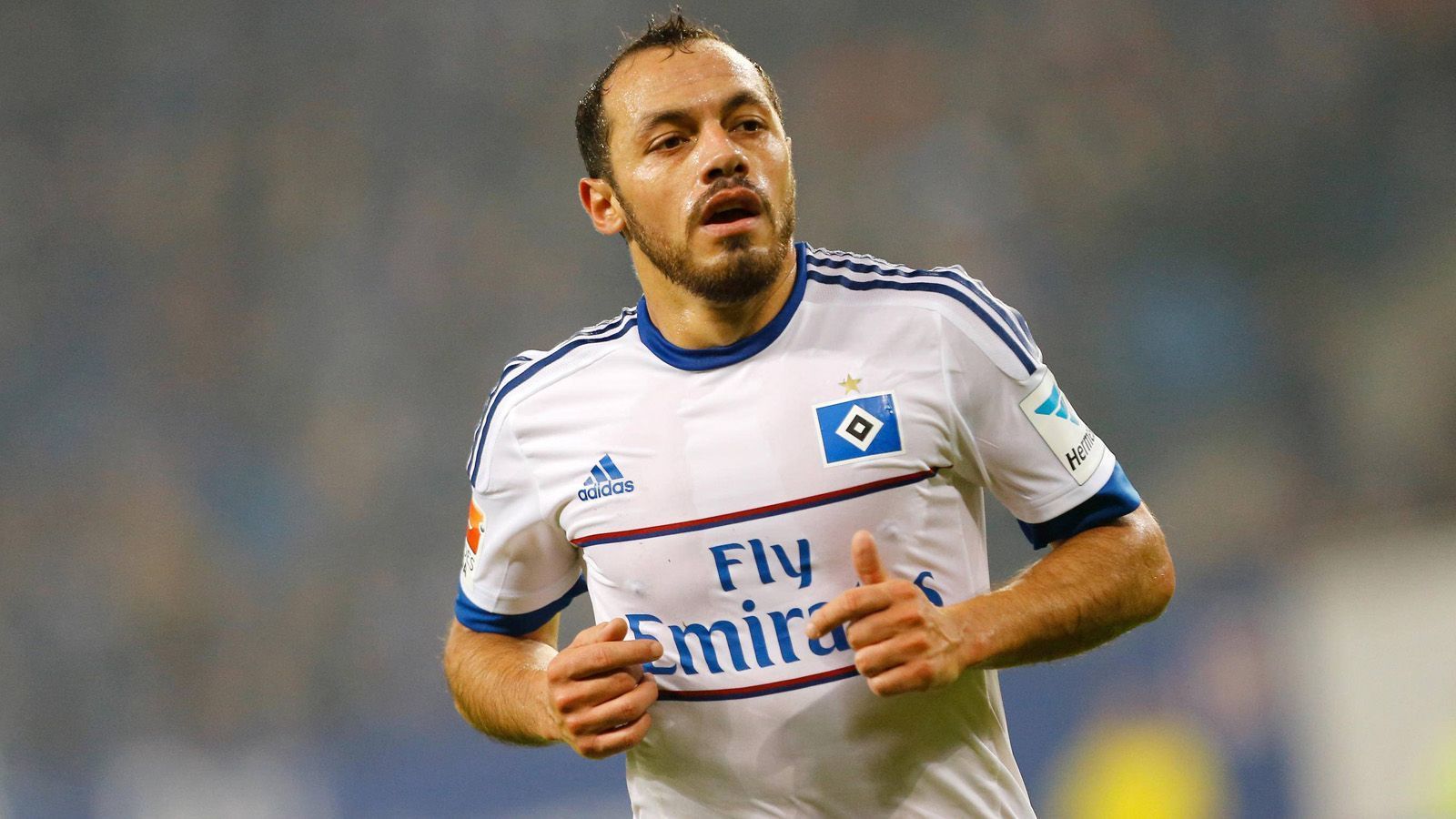 
                <strong>Defensives Mittelfeld: Marcelo Diaz</strong><br>
                Ein Freistoß hat genügt, um in die beste Elf des Jahrzehnts aufgenommen zu werden. "Tomorrow my friend", soll er zu Rafael van der Vaart gesagt haben, als dieser in der Nachspielzeit des Relegations-Rückspiels 2015 gegen den Karlsruher SC einen Freistoß schießen wollte. Diaz schoss selber, verhalf dem HSV mit seinem Tor in die Verlängerung - und schlussendlich zum Klassenerhalt. Seine fußballerischen Qualitäten wurden teilweise übersehen. Diaz stand lediglich von Februar 2015 bis Sommer 2016 beim HSV unter Vertrag. Dabei war der 61-malige chilenische Nationalspieler mit seiner Spielintelligenz, seiner Passgenauigkeit und seiner Defensivstärke vom Potential her ein Top-Spieler.     
              