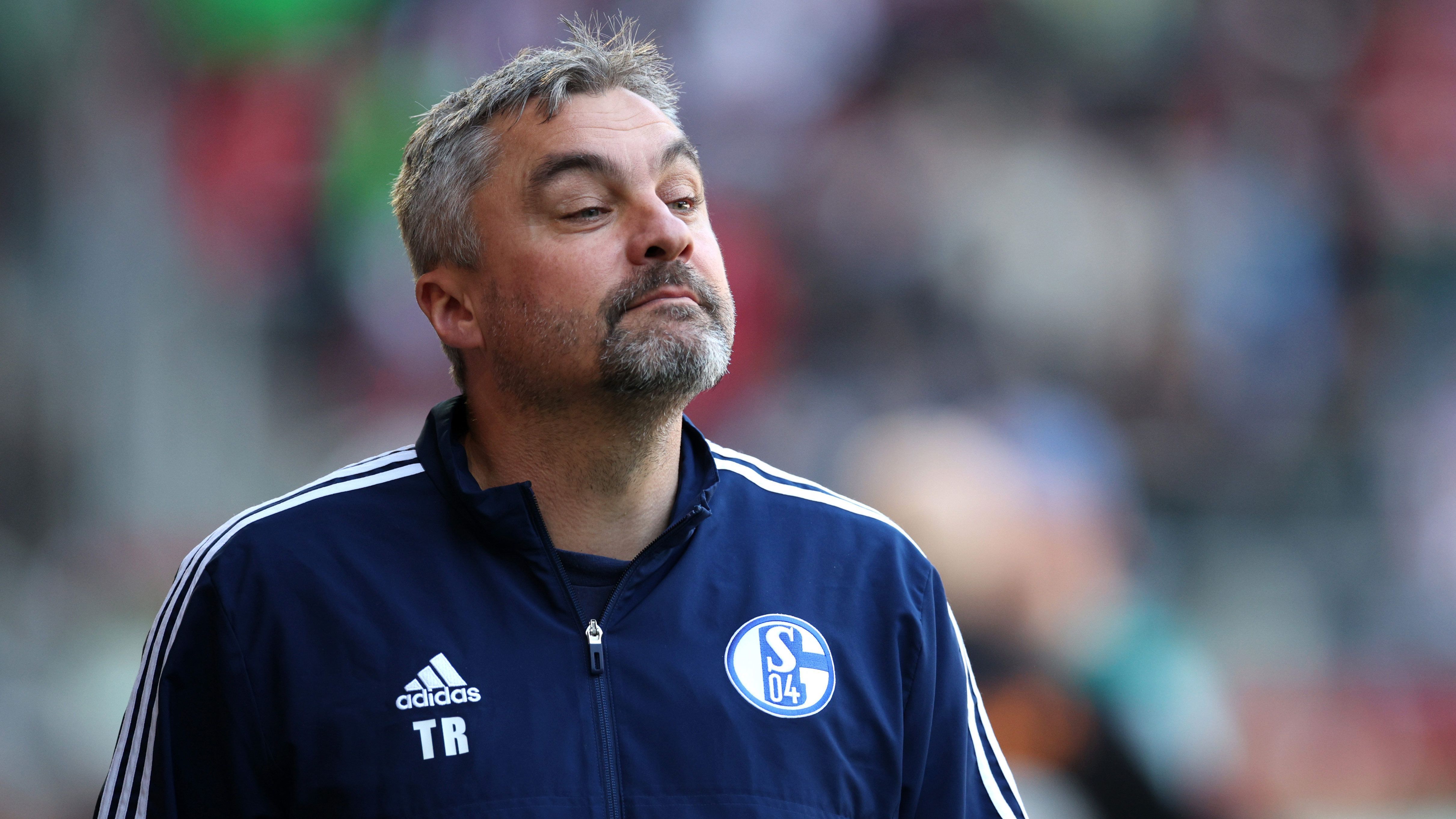 
                <strong>FC Schalke 04: Einstellung von Thomas Reis</strong><br>
                Ein Spiel betreute Mathias Kreutzer die Schalker (1:2 bei Hertha BSC) ehe der ehemalige Bochumer Thomas Reis den Klub übernahm. In den ersten sechs Reis-Spielen holte S04 lediglich einen Punkt, anschließend folgte die einzigartige Serie von vier 0:0 in Serie. Doch auch die vier Spiele darauf blieb Schalke ungeschlagen und holte darunter zwei Siege. Nach acht Spielen ohne Nuller gab es zuletzt die 0:3-Niederlage gegen Leverkusen. Doch man sieht: Reis hat Schalke stabilisiert.
              