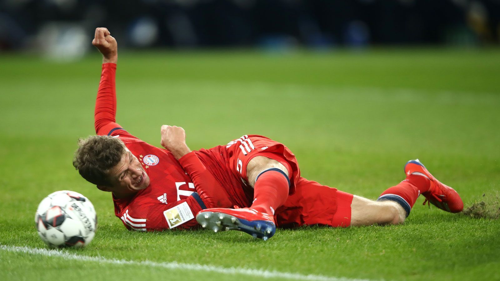 
                <strong>Thomas Müller</strong><br>
                Von der ersten Minute an sehr motiviert, angriffslustig und torgefährlich. Sorgt immer wieder für Wirbel im Hoffenheimer Strafraum. In der 19. Minute mit einem typischen Müller: Lewandowski legt im Getümmel im Strafraum auf Mülller ab, der kommt zu Fall, versucht aber im Liegen und Drehen, den Ball noch ins Tor zu befördern. Das klappt nur haarscharf nicht. Bereitet das 3:1 durch Lewandowski bärenstark vor. ran-Note 2
              