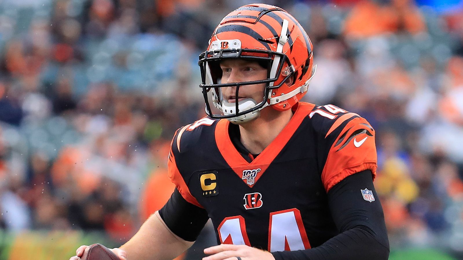 
                <strong>Andy Dalton (Cincinnati Bengals)</strong><br>
                Die Cincinnati Bengals arbeiten an ihrer Zukunft - und die Zukunft heißt nicht Andy Dalton. Denn der Klub aus Ohio und der Quarterback werden in der Offseason wohl getrennte Wege gehen. Wie das "NFL Network" berichtet, arbeiten die Bengals und Dalton gemeinsam an einem Trade zu einem anderen Team. Während die Bengals den richtigen Zeitpunkt abwarten wollen, soll Dalton Mitspracherecht beim Trade-Partner haben. Dalton steht bei den Bengals noch ein weiteres Jahr unter Vertrag, sein Gehalt beträgt 17,5 Millionen Dollar, der Cap Hit 17,7 aufgrund von Bonuszahlungen. Als mögliche Abnehmer werden die Chicago Bears und Carolina Panthers gehandelt.
              