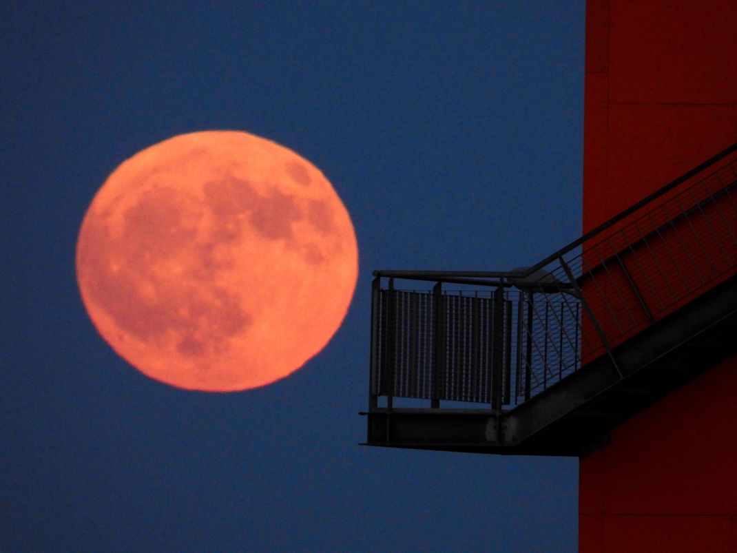 Auch 2023 sorgte der sogenannte Erdbeermond in Hamburg für spektakuläre Bilder. (Symbolbild)