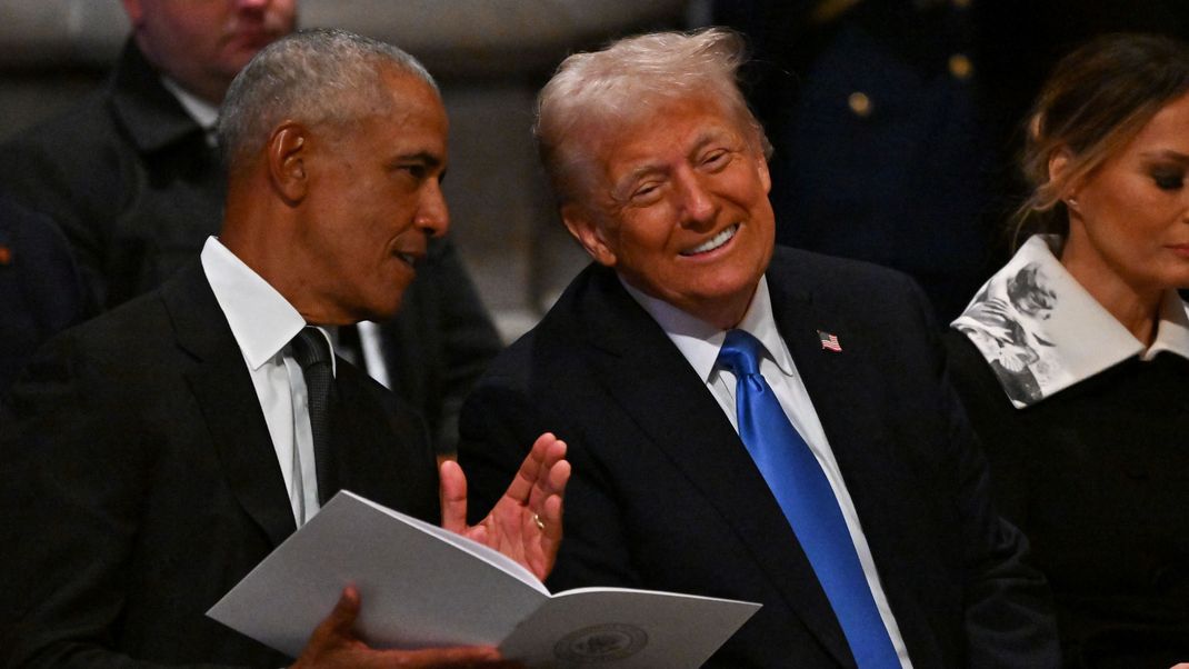 Barack Obama und Donald Trump vor dem Staatsbegräbnis für Jimmy Carter in der National Cathedral am 9. Januar 2025 in Washington, D.C. 