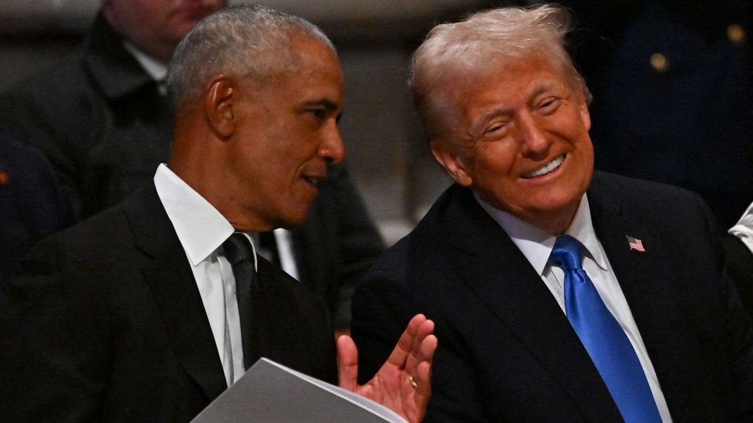 Barack Obama und Donald Trump vor der Staatstrauerfeier für Jimmy Carter in der National Cathedral am 9. Januar 2025 in Washington, D.C.