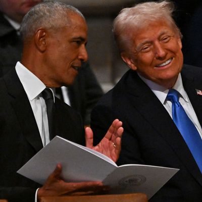 Barack Obama und Donald Trump vor dem Staatsbegräbnis für Jimmy Carter in der National Cathedral am 9. Januar 2025 in Washington, D.C. 