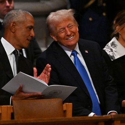 Barack Obama und Donald Trump vor dem Staatsbegräbnis für Jimmy Carter in der National Cathedral am 9. Januar 2025 in Washington, D.C. 