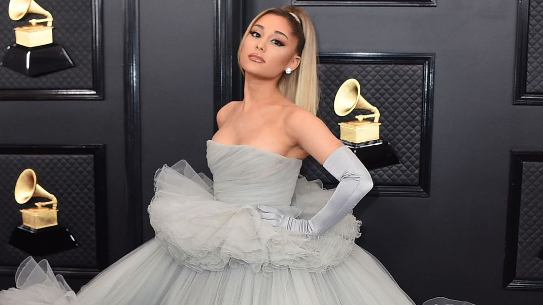 Alle Infos zu den Gerüchten rund um Ariana Grandes Scheidung gibt es hier.