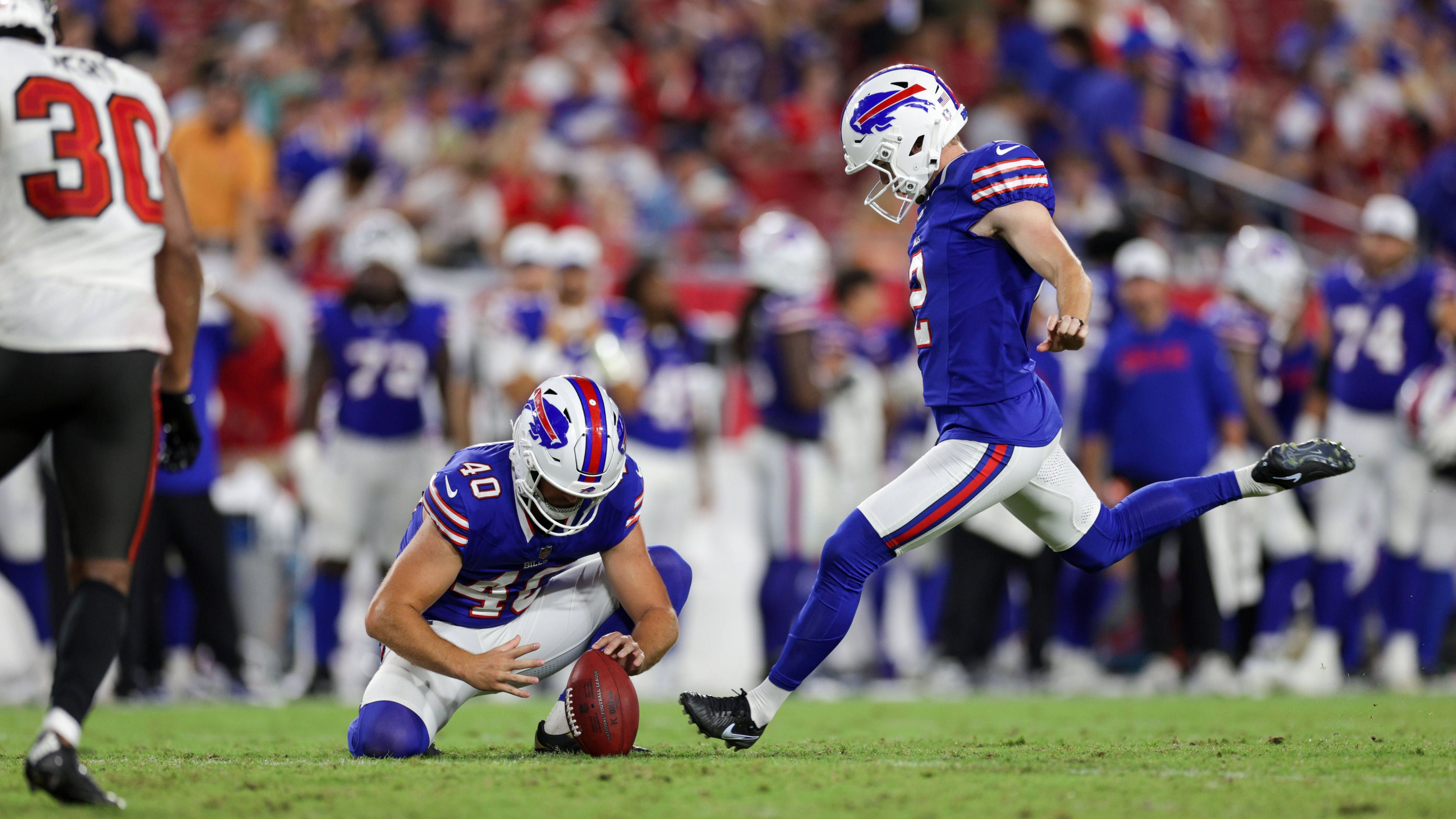 <strong>Tyler Bass (Buffalo Bills)</strong><br>Bills-Kicker Bass hatte im August immer wieder mit Beschwerden im Beckenbereich zu kämpfen.&nbsp;Im ersten Verletzungsbericht der Regular Season wurde Bass aufgeführt und am Donnerstag nahm er nicht am Training teil. Interessant: Deshalb hat Buffalo hat den erfahrenen Kicker Matt Prater in ihr Practice Squad aufgenommen. Mit 41 Jahren zählt er zu den älteren Spielern der NFL.