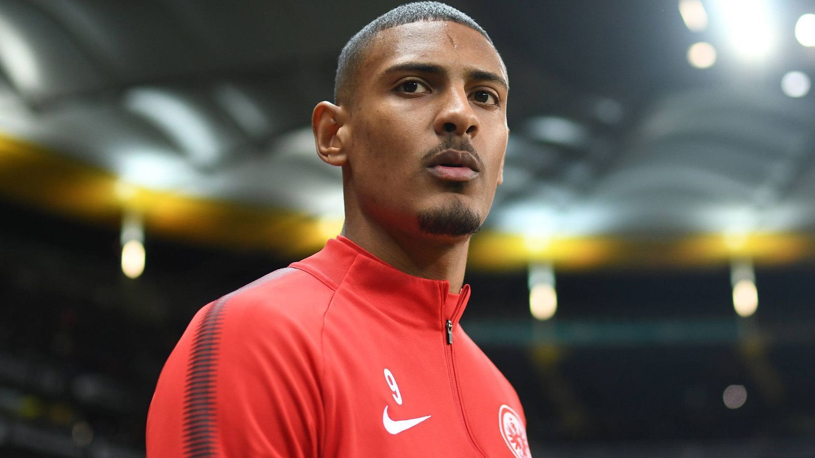 
                <strong>Sebastien Haller (24, Eintracht Frankfurt) </strong><br>
                Frankfurts Star-Stürmer Sebastien Haller soll laut "Sport Bild" bei den Verantwortlichen des BVB keine Rolle spielen. Der Franzose, der bei der Eintracht in 53 Bundesligaspielen 23 Tore erzielte und aktuell bei 14 Saisontoren steht, wurde als Ergänzung zu Paco Alcacer für den BVB-Angriff gehandelt. Auch Bremens Kapitän Max Kruse und Herthas Davie Selke sollen demnach kein Thema sein.
              