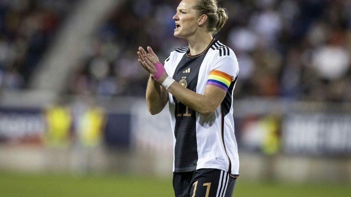 Die DFB-Frauen laufen weiter mit Regenbogenbinde auf