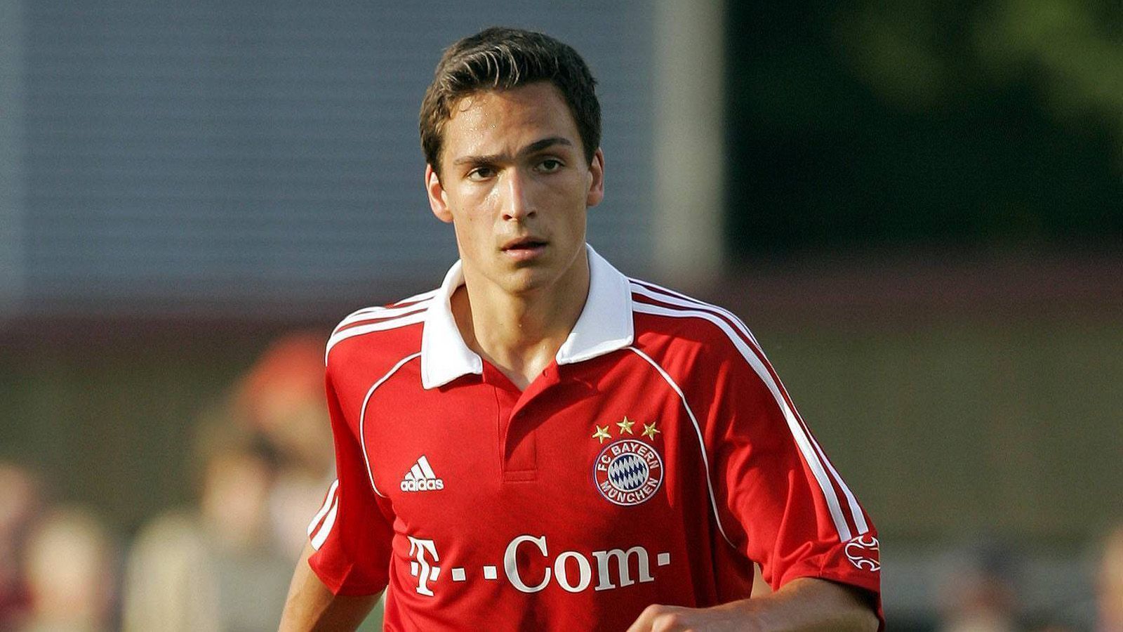 
                <strong>Mats Hummels</strong><br>
                Lang ist es her. 2006 rückte der damals 18-jährige Mats Hummels aus der zweiten Mannschaft ins Profi-Team auf. Doch das Eigengewächs konnte sich im Teenageralter nicht durchsetzen. 2008 wechselte Hummels zunächst auf Leihbasis und später fix nach Dortmund - für schlappe 4,2 Millionen Euro. Wie sich später herausstellen sollte, eine total Fehlkalkulation der Bayern. 2016 kaufte der Rekordmeister Hummels, der sich über die Jahre zu einem der besten Innenverteidiger weltweit gemausert hatte, für 35 Millionen Euro zurück. Drei Jahre später wechselte Hummels für 30,5 Millionen Euro erneut zurück zu Schwarz-Gelb. Der Vertrag des Weltmeisters von 2014 läuft im Sommer 2023 aus, noch ist seine Zukunft unklar.
              