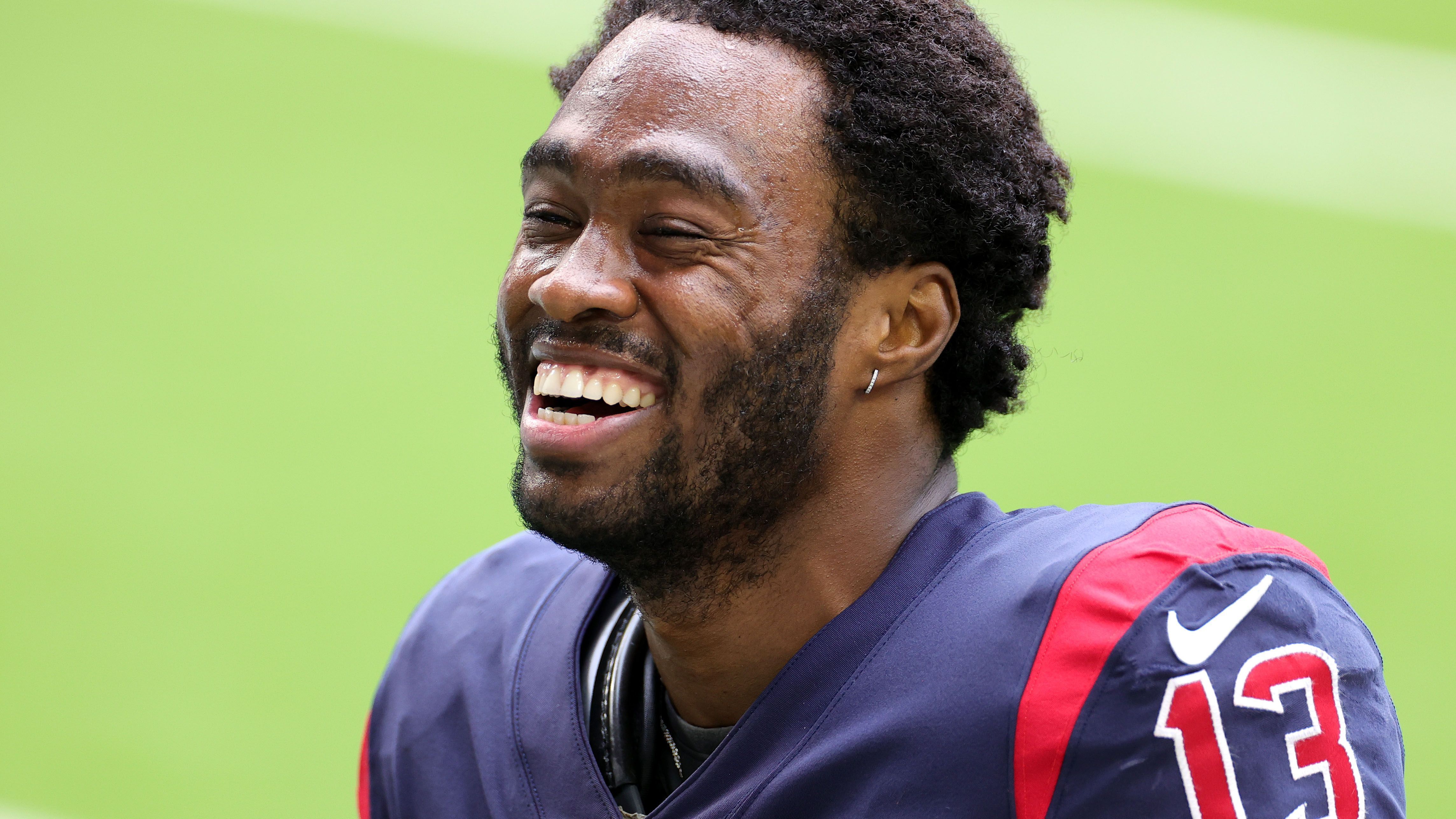 
                <strong>Brandin Cooks (Houston Texans)</strong><br>
                Er ist der Lichtblick in Houston. Brandin Cooks überzeugt bei den Texans noch immer, gerade als Deep Threat ist der Receiver brandgefährlich. Cooks kommt nach sieben Spielen auf 502 Receiving Yards - und das, obwohl Rookie Davis Mills seit fünf Spielen eine äußerst harmlose Offensive anführt. Die Texans sind im totalen Neuaufbau, der 28-jährige Receiver wird langfristig keine Rolle in den Planungen des Teams spielen. Houston müsste zwar über die nächsten vier Jahre rund 25 Millionen Dollar Dead Cap schlucken, aufgrund des Umbruchs spielt das allerdings keine Rolle. Cooks wäre eine sofortige Verstärkung und könnte im Kampf um den Titel vielen Teams helfen.
              