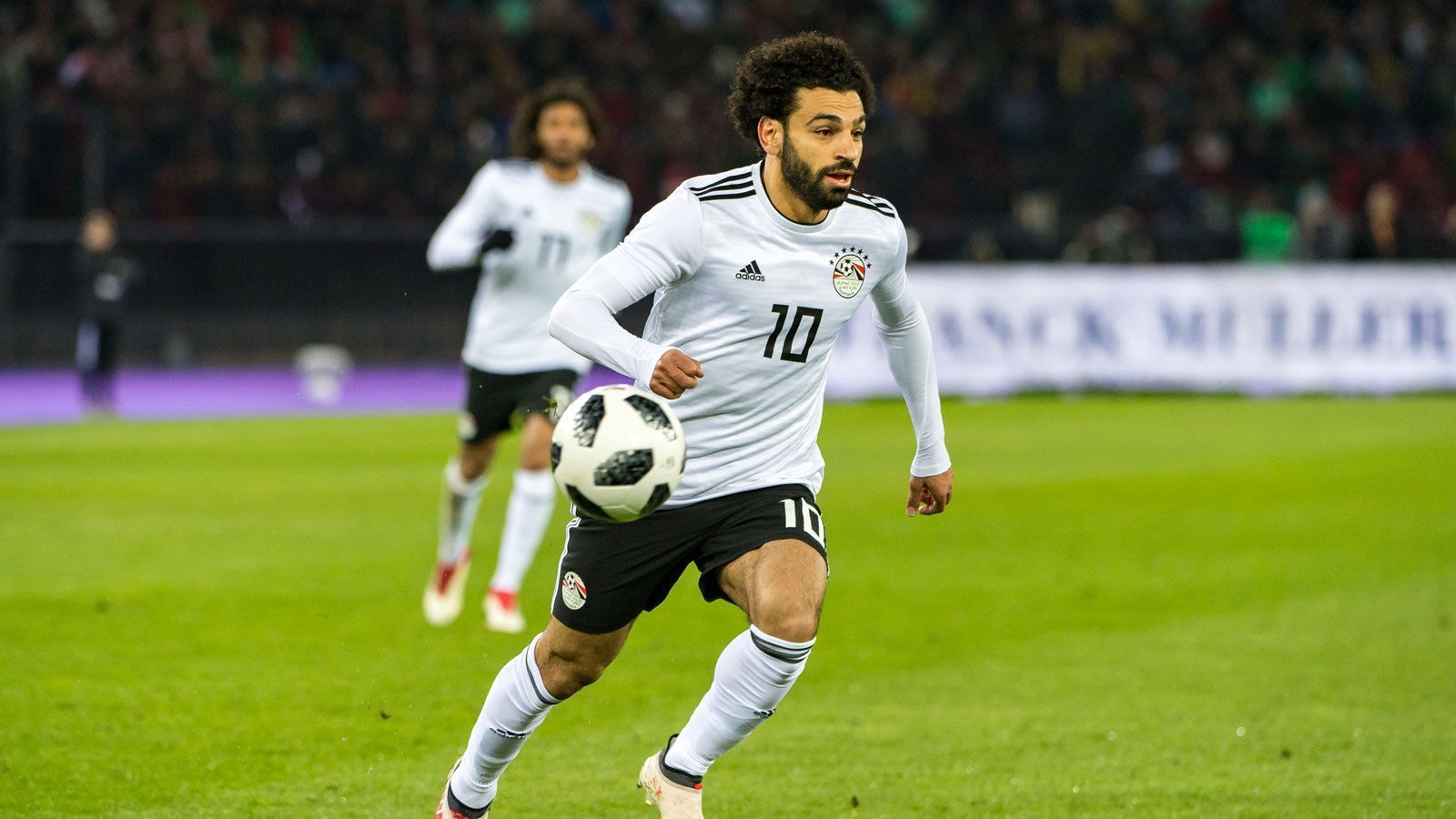 
                <strong>Ägypten</strong><br>
                Spätestens seit Mo Salah ist Ägypten verrückt nach Fußball. So verrückt, dass der ägyptische Sportminister Ashraf Sobhy bei einer Pressekonferenz im November 2018 eine Bewerbung für die WM 2030 ankündigte. Der Politiker plant zudem auch, die Olympischen Spiele 2032 ins Land der Pharaonen zu holen.
              