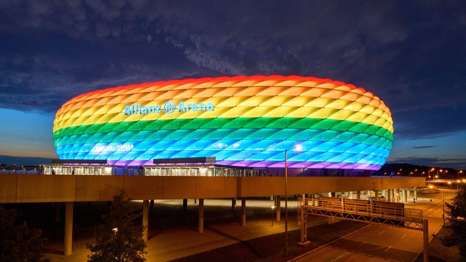 
                <strong>Platz 12: Allianz Arena (FC Bayern München)</strong><br>
                Auf Platz zwölf liegt die Münchner Allianz Arena. Das Stadion ist modern, imposant und passt zum "Mia San Mia" des FCB. Das Stadion verfügt über direkte Autobahn-Ausfahrten in Richtung Parkhaus, jedoch wartet man in jenem Parkhaus nach Spielschluss laut Aussagen von Fans teilweise zwei oder mehr Stunden, da das Abfließen des Verkehrs dort schlecht geregelt ist. Kein Wunder also, dass manche Zuschauer die Spiele des FCB bereits in der 80. Minute verlassen, um dem Stau zu entgehen.. Immerhin: Richtig viel Platz auf der Esplanade, da steht sich keiner auf den Füßen!
              