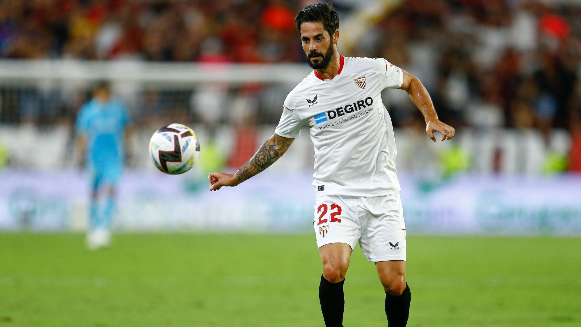 
                <strong>Das viermonatige Missverständnis mit dem FC Sevilla</strong><br>
                Nachdem sein Vertrag bei Real nicht mehr verlängert wurde, zog es ihn im vergangenen Sommer zum FC Sevilla. Dort unterschrieb er einen Vertrag bis 2024 und wurde auch in der Champions League wieder eingesetzt. Doch schon im Winter fiel der Filigrantechniker auch in Andalusien in Ungnade. Mangelnde Trainingsleistungen und Ärger mit Sportdirektor Monchi sollen dazu geführt haben, dass Sevilla den Vertrag mit Isco schon nach vier Monaten wieder auflöste.
              