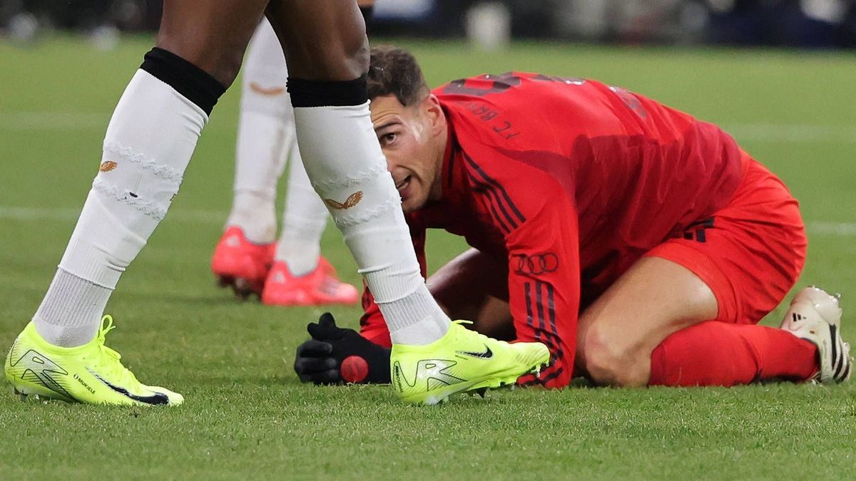 03.13.2024, DFB Pokal, FC Bayern Muenchen vs Leverkusen, Allianz Arena Muenchen, Fussball, im Bild: Wer versteckt sich da? Leon Goretzka (FC Bayern Muenchen) *** 03 13 2024, DFB Pokal, FC Bayern Mu...