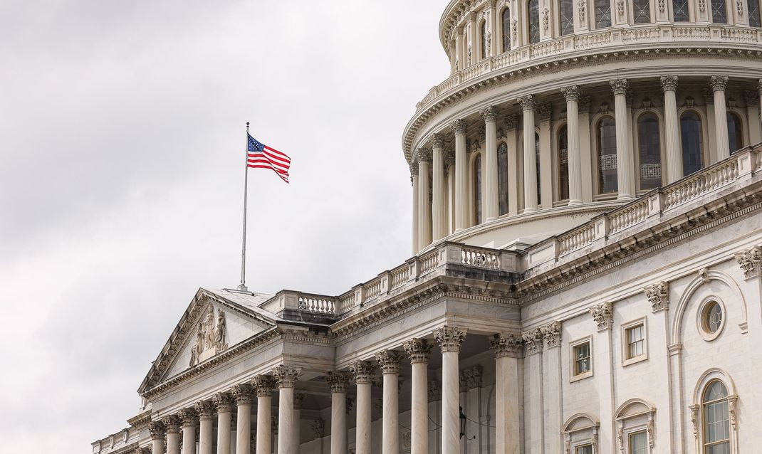 Die US-Flagge weht vor dem US-Kapitol. 