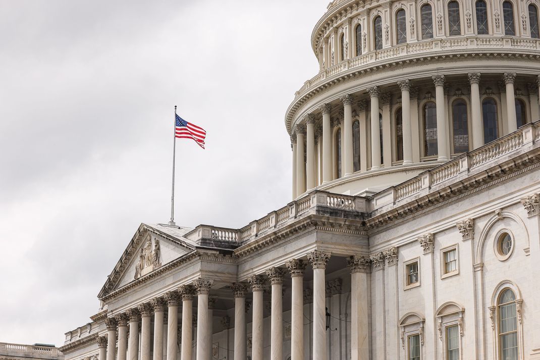 Die US-Flagge weht vor dem US-Kapitol. 