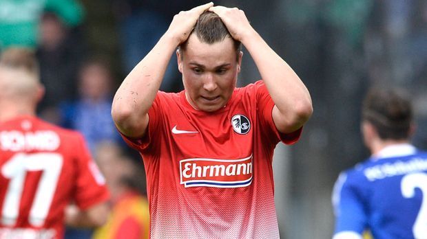 
                <strong>Felix Klaus</strong><br>
                Felix Klaus spielt aktuell für Hannover 96. Mit nur 17 Punkten stehen die Niedersachsen auf dem letzten Tabellenplatz und ein Klassenerhalt scheint kaum noch möglich. Klaus musste bereits 2013 mit der SpVgg Greuther Fürth und 2015 mit dem SC Freiburg die erste Liga verlassen. Damit wäre das in seiner noch sehr jungen Karriere der dritte Abstieg in nur vier Jahren. "Ich frage mich, was ich verbrochen habe. Abstieg ist das schlimmste Gefühl, das man als Fußballer haben kann", zitiert ihn die "Bild".
              