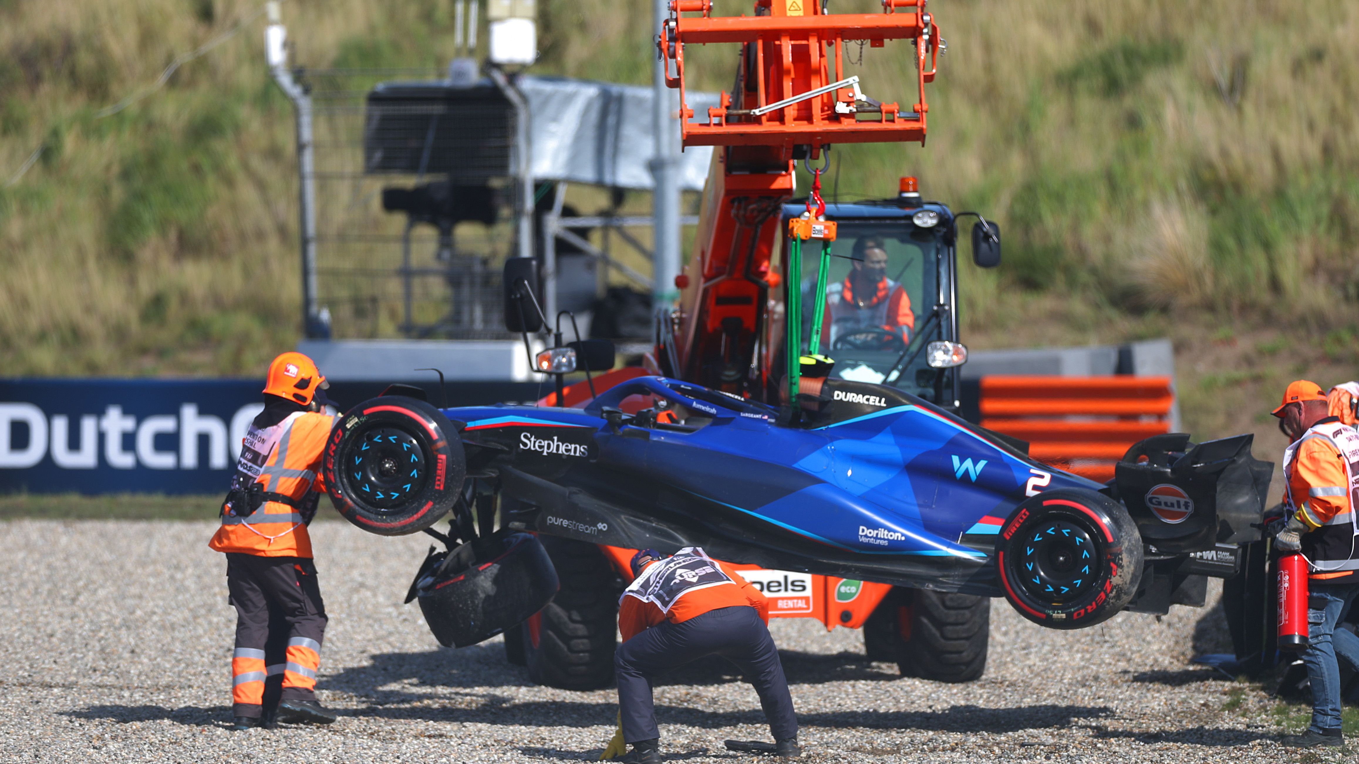 <strong>Verlierer: Logan Sargeant</strong><br>Wenn man schon ein Erfolgserlebnis feiert, dann sollte man es nicht direkt wieder torpedieren. Williams-Pilot Sargeant zeigte in Zandvoort zunächst sein bislang bestes Qualifying und kam erstmals in Q3, schrottete sein Auto aber in eben jenem dritten Quali-Abschnitt. Im Rennen folgte der nächste heftige Unfall. Für Williams bedeutet das hohe Kosten, Sargeant wiederum steht immer mehr auf der Kippe.