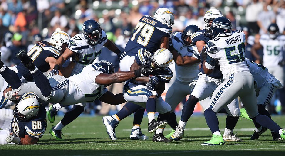 
                <strong>Verlierer: Los Angeles Chargers (Defense)</strong><br>
                Was für eine Blamage: Die Offense der Seattle Seahawks zerlegt die Chargers nach allen Regeln der Kunst. 48 Punkte und 459 Yards ließ die Defense des Teams aus Los Angeles zu. Defensive Coordinator Gus Bradley hat vor dem nächsten Spiel wohl alle Hände voll zu tun, um die Baustellen seines Teams zu beheben.
              