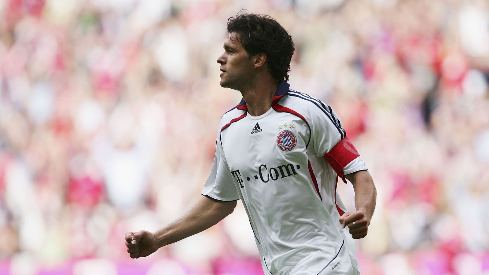 
                <strong>Michael Ballack (2006)</strong><br>
                Bei Alaba soll das liebe Geld der Knackpunkt sein. Schon bei Michael Ballack kam der FCB einst nicht gegen den FC Chelsea und das Millionenangebot von Oligarch Roman Abramowitsch an. Die Bayern schauten sich lieber nach Alternativen um und kritisierten den Nationalspieler: "Es war immer klar, dass es Michael nicht darum ging, eine neue Sprache oder eine neue Kultur kennenzulernen, sondern eine neue Währung", sagte Uli Hoeneß wenige Wochen vor Ballacks Transfer. Auch bei den Fans fiel er in Ungnade, wurde immer wieder ausgepfiffen. In London folgten bessere Zeiten, Ballack wurde unter anderem Englischer Meister und dreimal Pokalsieger.
              