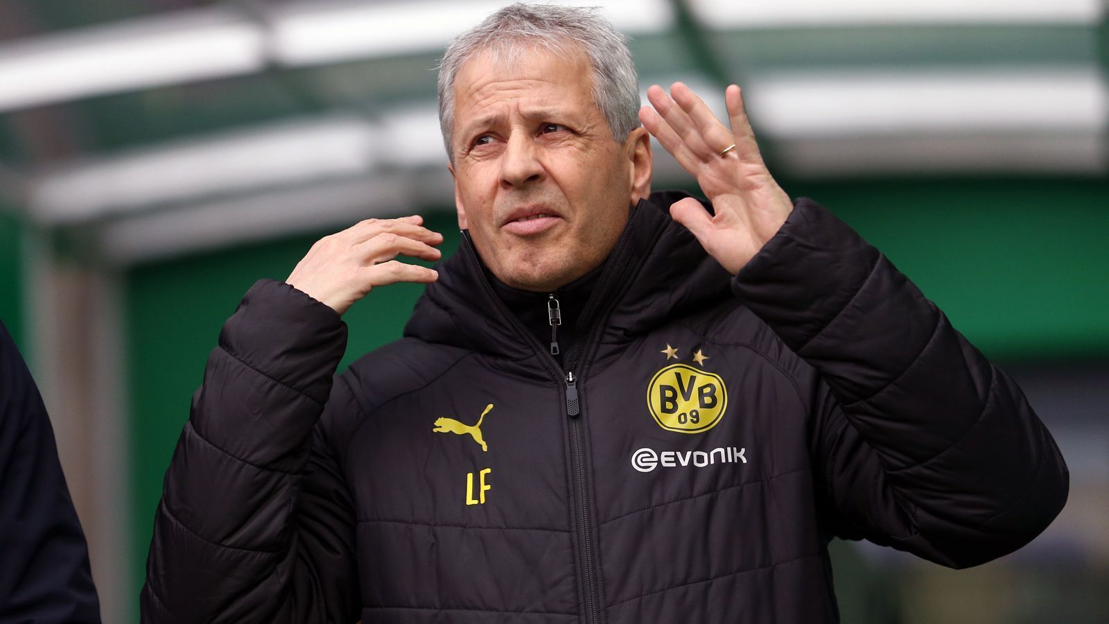 
                <strong>Lucien Favre (Borussia Dortmund)</strong><br>
                Zu den vier angeblichen Trainer-Kandidaten Newcastles soll laut englischen Medienberichten auch noch BVB-Coach Lucien Favre zählen. Alleine schon aufgrund des noch bis 2021 laufenden Vertrages des Schweizers bei der Borussia, soll Favre allerdings nur als Außenseiter-Kandidat bei den "Magpies" zählen. In England wäre der 62-Jährige ein unbeschriebenes Blatt, bislang verbrachte Favre seine Trainer- bzw. Spieler-Laufbahn immerhin ausschließlich in den Ländern Schweiz, Frankreich und Deutschland.
              