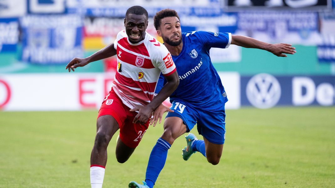 Fußballer Agyemang Diawusie (links) vom Club Jahn Regensburg ist im jungen Alter von nur 25 Jahren gestorben. Der Grund soll nun bekannt sein.