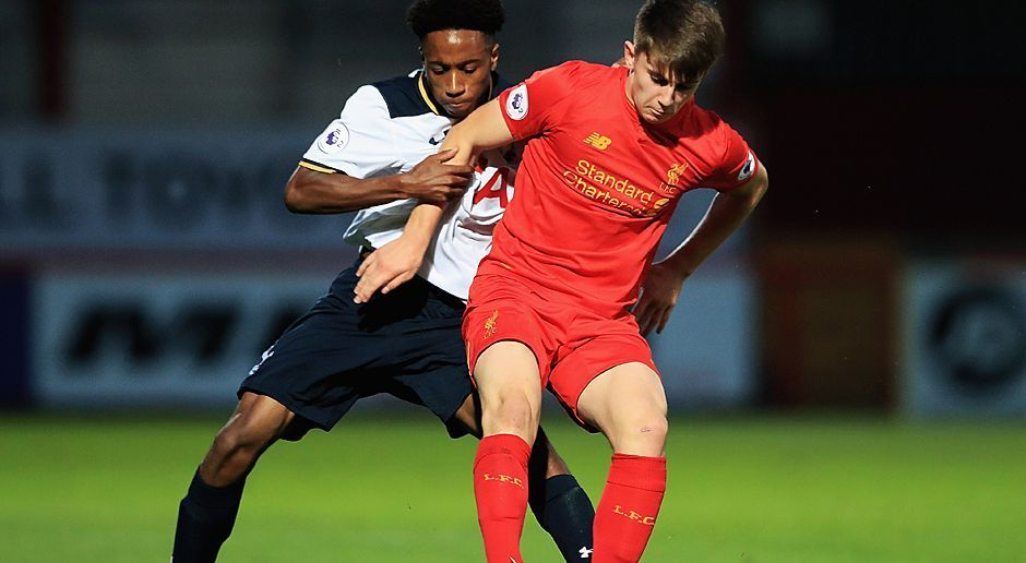 
                <strong>Ben Woodburn</strong><br>
                In der Saisonvorbereitung sorgte der im Oktober 1999 geborene Ben Woodburn erstmals für Schlagzeilen, als er in Vorbereitungsspielen zweimal traf. Im League Cup hat sich der 17-Jährige nun in die Geschichtsbücher eingetragen. Gegen Leeds durfte er in der 67. Minute aufs Feld und erzielte 14 Minuten später sein erstes Profi-Tor. Damit ist er der jüngste Torschütze in der Geschichte des Klubs und löst Michael Owen ab.
              