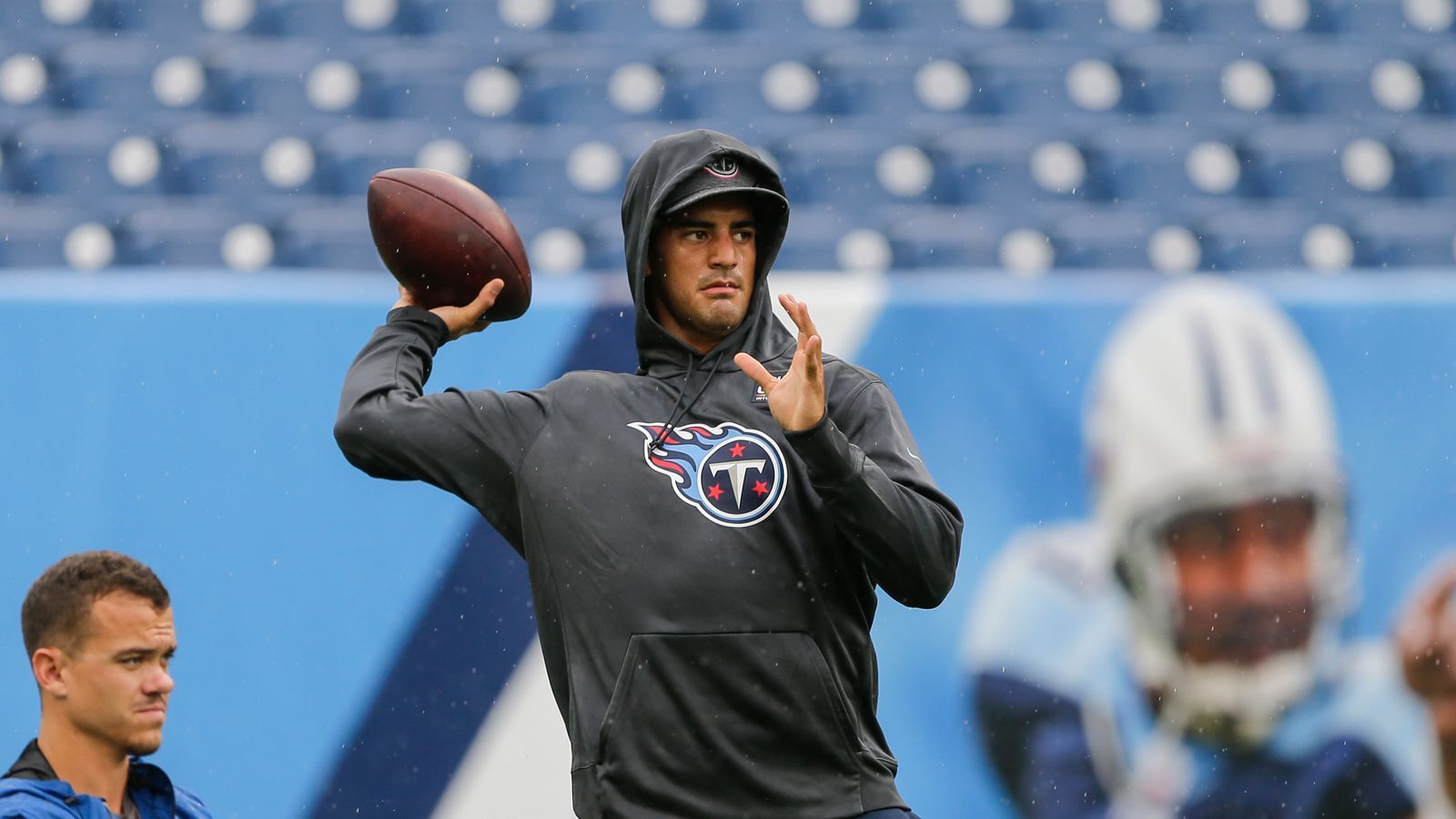 
                <strong>Quarterbacks droht das Aus</strong><br>
                Fünf Jahre später stehen Winston und Mariota vor dem zweiten Duell gegeneinander (So., 18:00 Uhr Livestatistiken auf ran.de) vor einer ungewissen Zukunft. Nach der Saison laufen ihre Verträge aus - aber so glänzend auch die NFL-Karriere begann, ist Mariota im Moment nun nur noch Backup von Ryan Tannehill. Im Training muss er nun den gegnerischen Quarterback für die Defense simulieren – Winston. Und auch der pendelt weiterhin zwischen Genie und Wahnsinn. Zuletzt in London war es mit fünf Interceptions definitiv Wahnsinn.
              