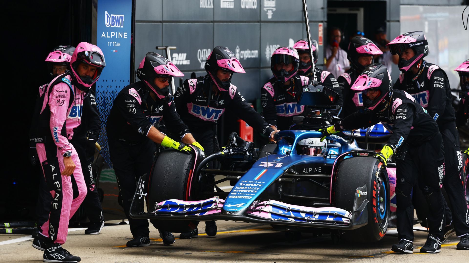 
                <strong>Verlierer: Alpine</strong><br>
                Bei den Franzosen ist der Wurm drin. Esteban Ocon muss schon nach neun Runden seinen Boliden abstellen. Der Grund: Hydraulik-Probleme. Für Pierre Gasly ist sechs Runden vor dem Ziel ebenfalls Schluss - nach der Rambo-Attacke von Lance Stroll allerdings unverschuldet. Dennoch schauen die Alpine-Bosse in Silverstone ganz besonders neidisch zu McLaren. Die haben ihnen vor der Saison Piastri weggeschnappt, obwohl der 22-Jährige schon als Ersatz für Fernando Alonso vermeldet wurde.
              