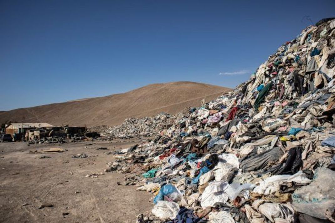 So sieht Überproduktion aus: In der Atacama-Wüste im Westen Chiles landen jährlich rund 39.000 Tonnen ausrangierter Fast-Fashion.
