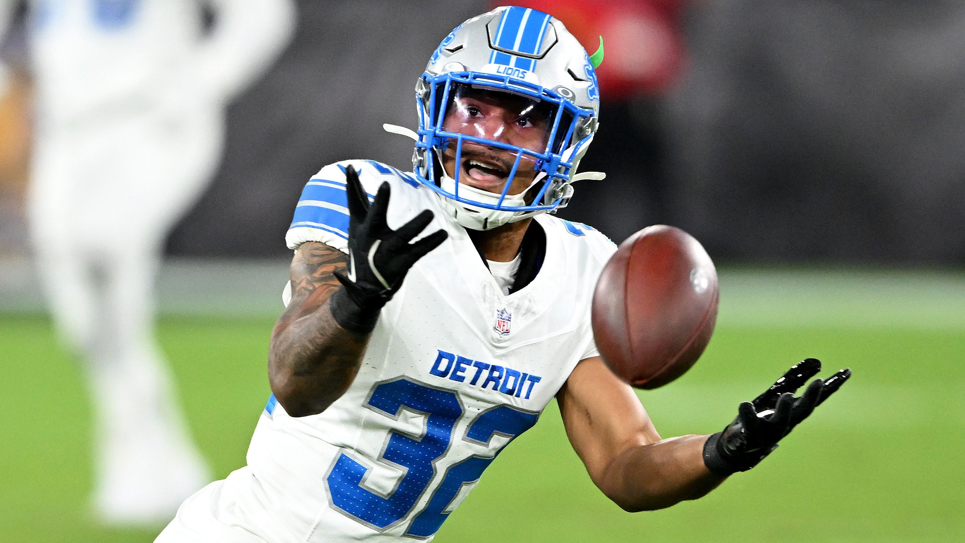 <strong>Brian Branch (Detroit Lions)</strong><br>Auch die Lions mussten in diesem Spiel einen Ausfall verkraften. Safety Brian Branch verletzte sich in der Schlussphase bei einem Duell mit Jake Ferguson am Knöchel und musste anschließend vom Feld gefahren werden. Ein Ausfall von Branch wäre der nächste Rückschlag für eine ohnehin bereits angeschlagene Secondary der Lions.