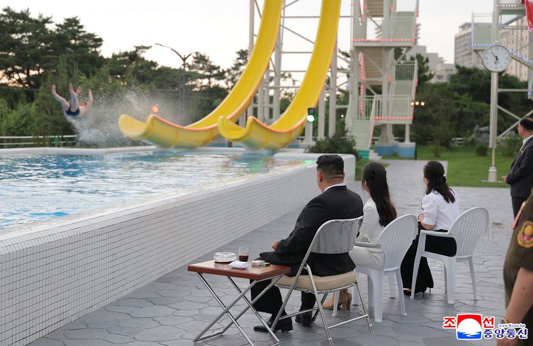 Machthaber Kim Jong-un wohnt der Eröffnung eins Spaßbads in einem neuen, großen Touristenzentrum an der Ostküste Nordkoreas bei.
