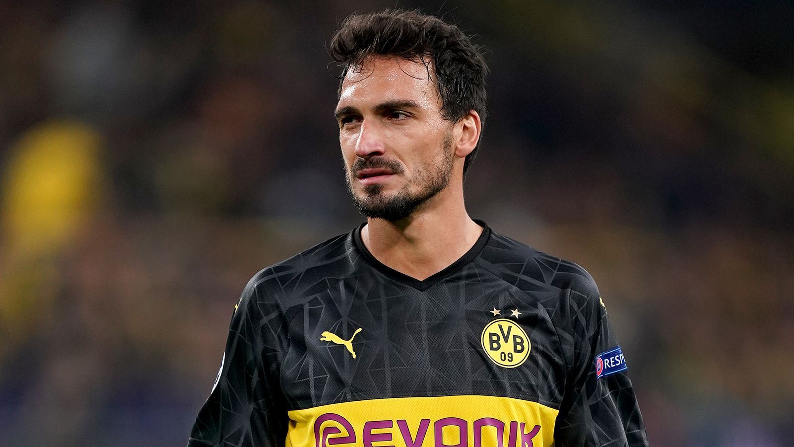 
                <strong>Mats Hummels</strong><br>
                Der Abwehrchef strahlt überwiegend Ruhe und Übersicht aus, kann diese Tugenden aber nicht auf die Nebenleute übertragen. Bei Tecls Chance tritt jedoch seine mangelnde Schnelligkeit zutage. ran-Note: 4
              