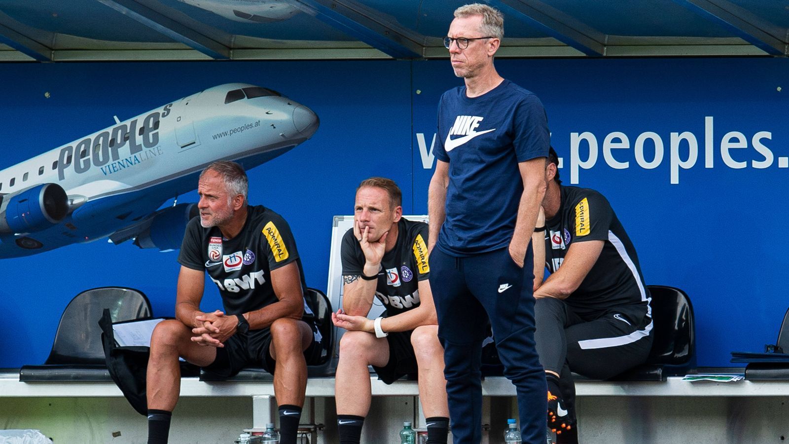 
                <strong>Peter Stöger (Austria Wien)</strong><br>
                Austria Wien ist der bislang letzte Klub, der Red Bull Salzburg in der österreichischen Bundesliga den Titel streitig machte. Damals, also in der Saison 2012/13, war Peter Stöger der Meistertrainer der Veilchen, bevor er zum 1. FC Köln wechselte. Nachdem Stöger schon im Sommer 2019 als Sportvorstand zur Austria zurückkehrte, übernimmt er nun für die Saison 2020/21 erneut das Traineramt beim Klub aus Wien-Favoriten. Die Vorzeichen sind allerdings deutlich schlechter als vor der einstigen Meister-Saison. Denn nach dem Stadionbau und angesichts von fehlenden Europapokal-Einnahmen gibt es beim Hauptstadt-Klub finanzielle Sorgen und so konnte Stöger am Kader, der in der Vorsaison nur auf Platz 7 landete, keine großen Veränderungen vornehmen. Lediglich der Ex-Düsseldorfer Markus Suttner kehrte zur Austria zurück. Der Linksverteidiger ist einer jener Spieler, der unter Stöger 2013 österreichischer Meister wurde.
              