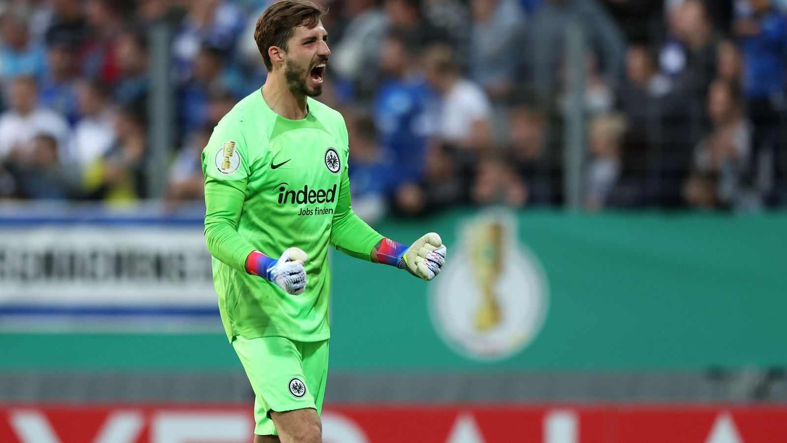 
                <strong>Kevin Trapp: Zwischen Ballon d'Or und Stuttgart-Degerloch</strong><br>
                Tatsächlich durfte Trapp schnell jubeln. Randal Kolo Muani und Hrovje Smolcic brachten die Eintracht schnell mit 2:0 auf Kurs. Der Keeper hatte lange nichts zu tun.
              