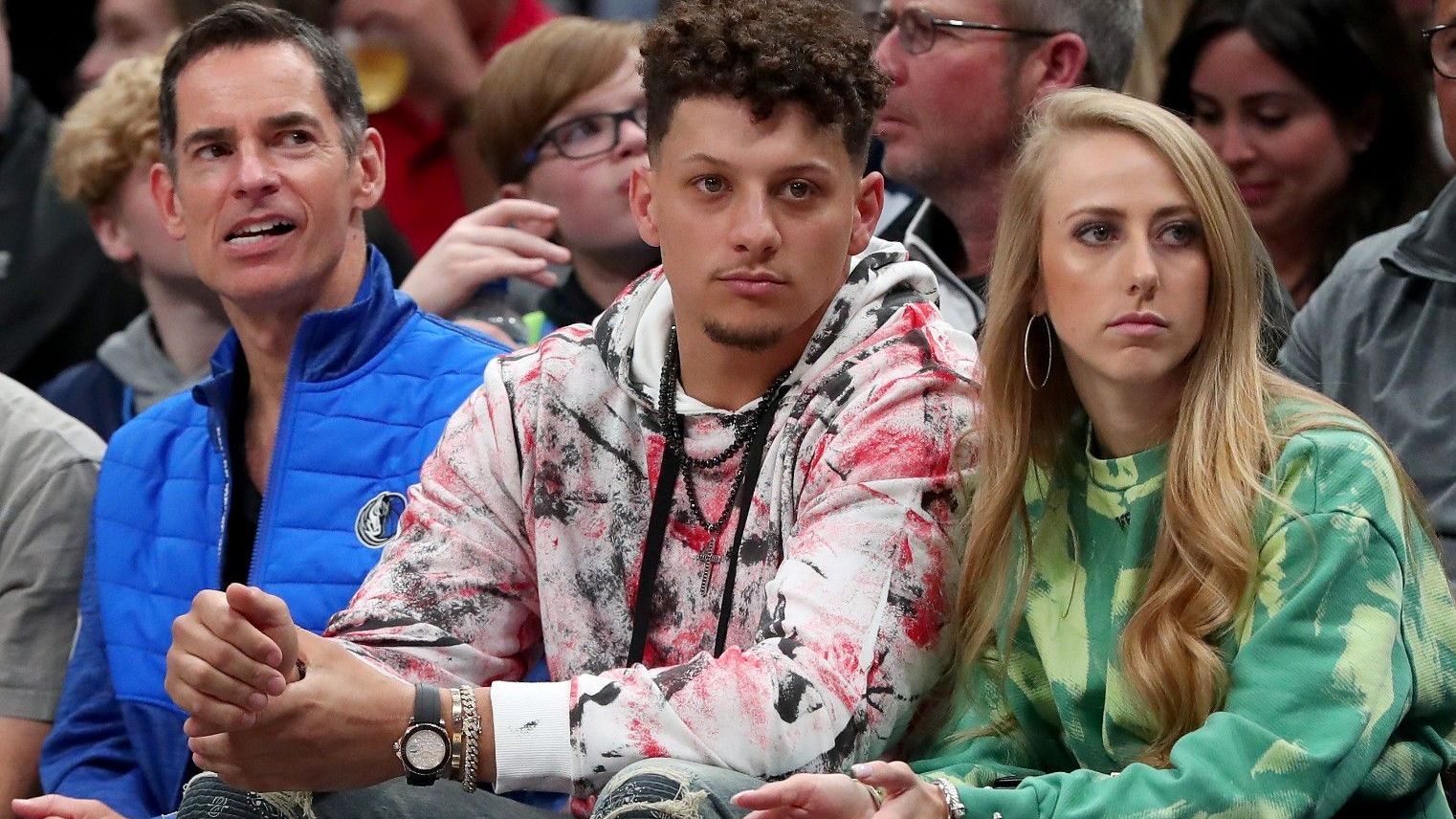 <strong>Eheglück</strong><br>
                Patrick Mahomes lebt mit seiner Frau Brittany zusammen, mit der er bereits seit der High-School-Zeit eine Beziehung führt. Beide verlobten sich im September 2020, im März 2022 heirateten die beiden auf Hawaii. Brittany ist eine ehemalige professionelle Fußballspielerin, die im Jahr 2017 unter anderem in Island bei UMF Afturelding/Fram spielte.