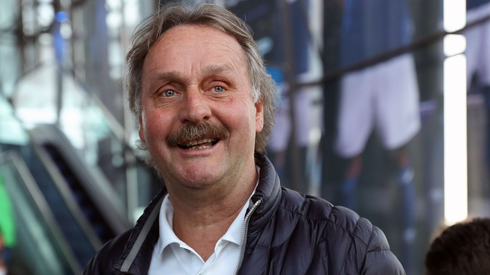 
                <strong>Die besten Sprüche von Kult-Trainer Peter Neururer</strong><br>
                Peter Neururer hat seine Trainer-Karriere beendet - zumindest hierzulande. "Mit dem 1. Mai ist klar, dass ich in Deutschland nicht mehr als Trainer oder Sportdirektor in Frage komme", erklärte Neururer dem Fernsehsender "Sky Sport News HD". Allerdings ließ sich der 65-Jährige ein Hintertürchen offen - für seinen Herzensverein Schalke 04: "Die können jederzeit anrufen. Es gibt immer Ausnahmen, die man machen kann." Das (wahrscheinliche) Karriereende des Trainers Neururer ist Anlass für ran.de, auf die besten Sprüche der Bundesliga-Ikone zu blicken.
              