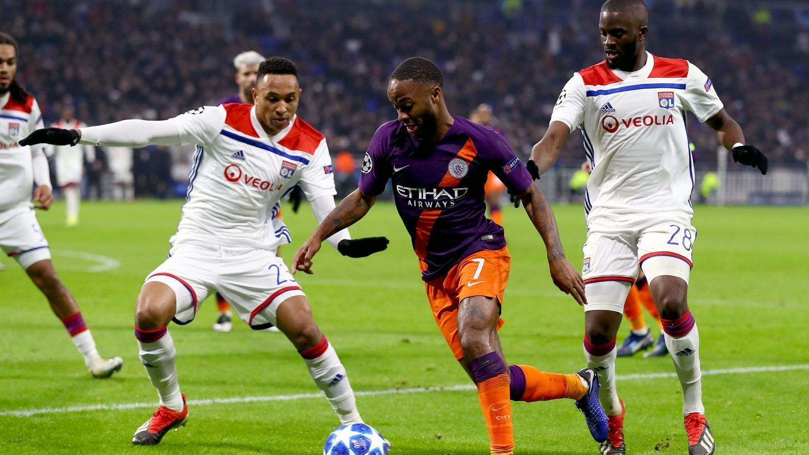 
                <strong>Manchester City gegen Olympique Lyon</strong><br>
                Spieltermin: 15. August 2020, 21 UhrSpielort: Estadio Jose AlvaladeDirekter Vergleich: Bislang zwei Duelle (ein Sieg für Lyon, ein Unentschieden, jeweils im Herbst 2018)Übertragung: Sky und DAZN
              