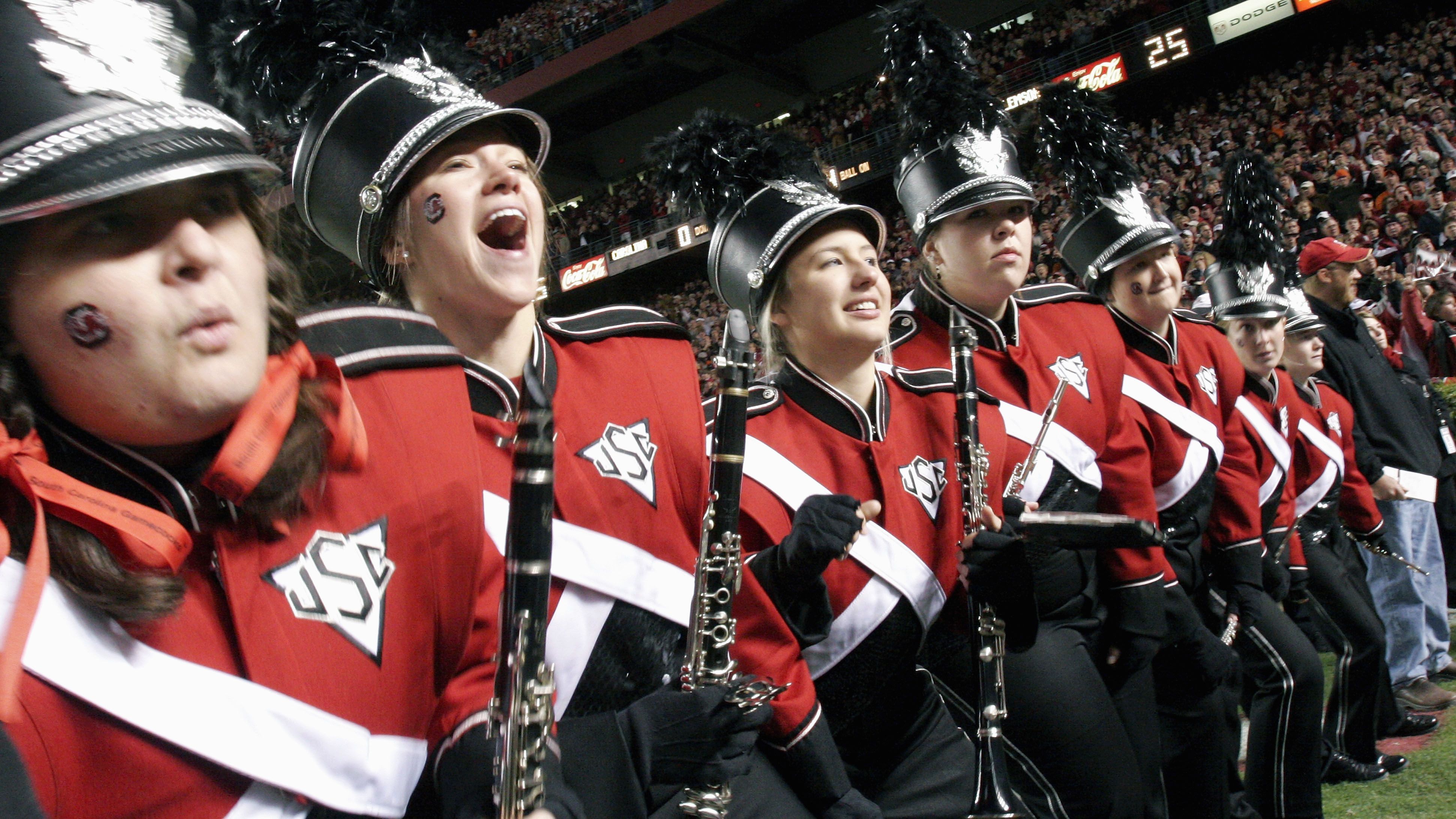 
                <strong>South Carolina Gamecocks: Die Team-Hymne "Forever to thee"</strong><br>
                Das Singen der Hymne "Forever to thee" zu Ehren der Alma Mater gehört sicherlich zu einer der schönsten Traditionen der "Gamecocks". Ganz gleich ob Sieg oder Niederlage, sobald der Schlussfiff ertönt, macht sich das gesamte Team auf den Weg zu den Zuschauerrängen um gemeinsam mit der Campusband und den Fans die Universitäts-Hymne zu singen.
              