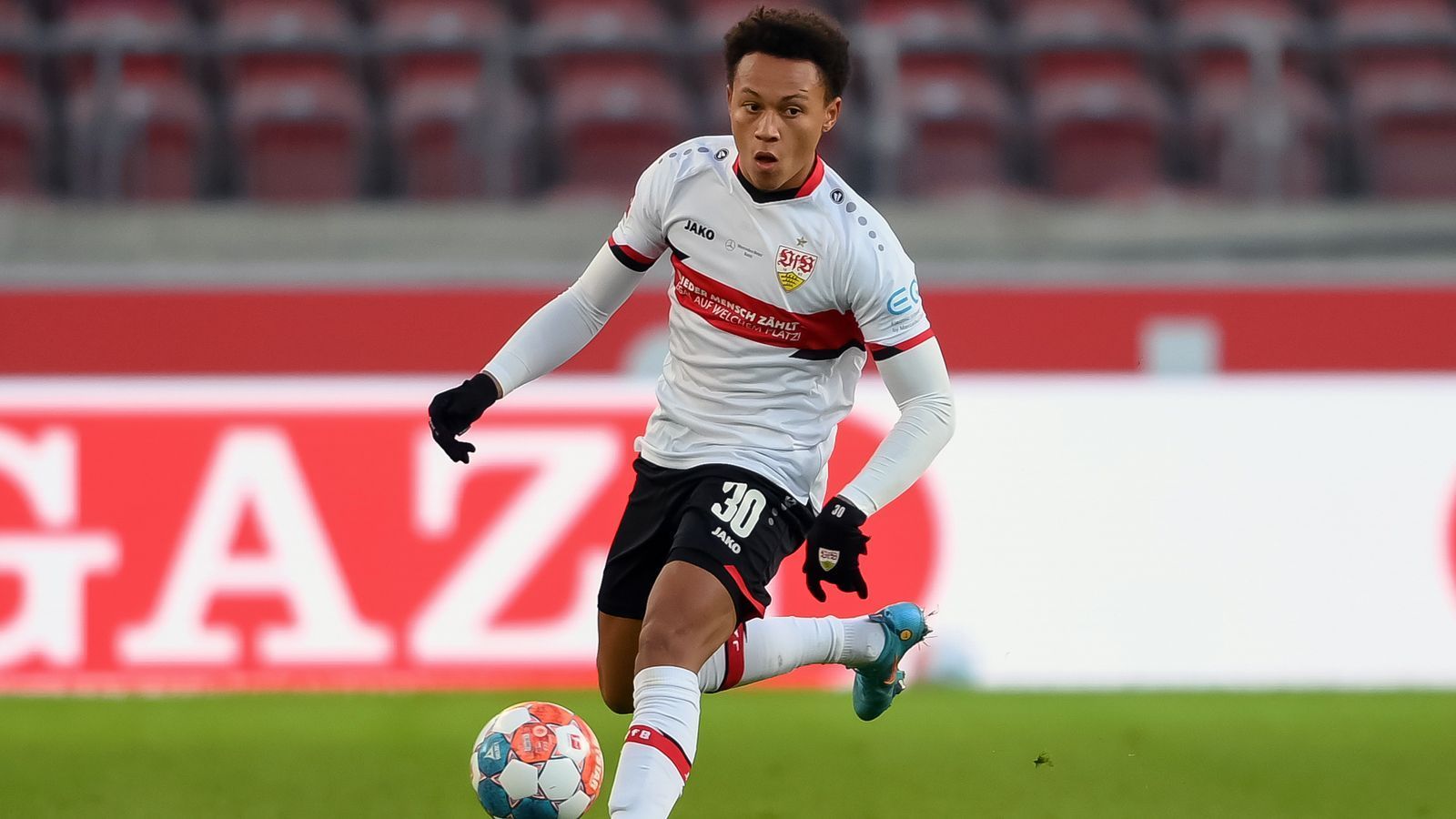 
                <strong>Roberto Massimo</strong><br>
                Wie Klimowicz, so soll auch Roberto Massimo ein Leihkandidat beim VfB sein. Der 21-Jährige kam in der Saison 2021/22 auf immerhin 18 Bundesliga-Einsätze und erzielte dabei zwei Treffer. Dennoch war der deutsche U21-Nationalspieler gegen Saisonende hin höchstens noch als Joker gefragt, weshalb nun wohl eine Leihe im Raum steht. Laut "Kicker" könnte Mittelfeldspieler Massimo an seinen früheren Klub Arminia Bielefeld verliehen werden. Sowohl Massimo als auch Klimowicz wurde vonseiten des VfB angeblich erlaubt bzw. sogar nahegelegt, sich nach einem neuen Klub umzusehen. Sollten keine Leihen bei diesem Duo umsetzbar sein, gilt dem Bericht nach sogar ein Verkauf als Option.
              
