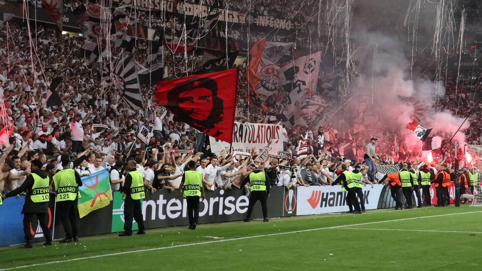 
                <strong>Platzsturm in Frankfurt: SGE-Fans gehen nach Finaleinzug gegen West Ham United steil</strong><br>
                
              