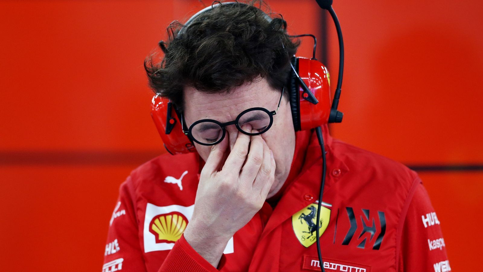 
                <strong>Teamchef Mattia Binotto im zweiten Jahr unter Druck</strong><br>
                Seit Januar 2019 ist Mattia Binotto Teamchef bei Ferrari. Doch auch unter ihm ist der Traditionsrennstall das Pannen-Image der Jahre zuvor unter Vorgänger Maurizio Arrivabene nicht losgeworden. Im Gegenteil: 2019 war ein Schritt zurück. In der Konstrukteurswertung ist der Rückstand auf Mercedes im Vergleich zur letzten Arrivabene-Saison noch größer geworden, der Vorsprung auf Red Bull dagegen geschmolzen.
              