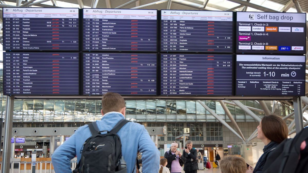 Flugausfälle sind auf Anzeigetafeln im Flughafen Hamburg angeschlagen. Wegen eines schon heute beginnenden Warnstreiks fallen alle weiteren Flüge aus, teilte eine Sprecherin mit.