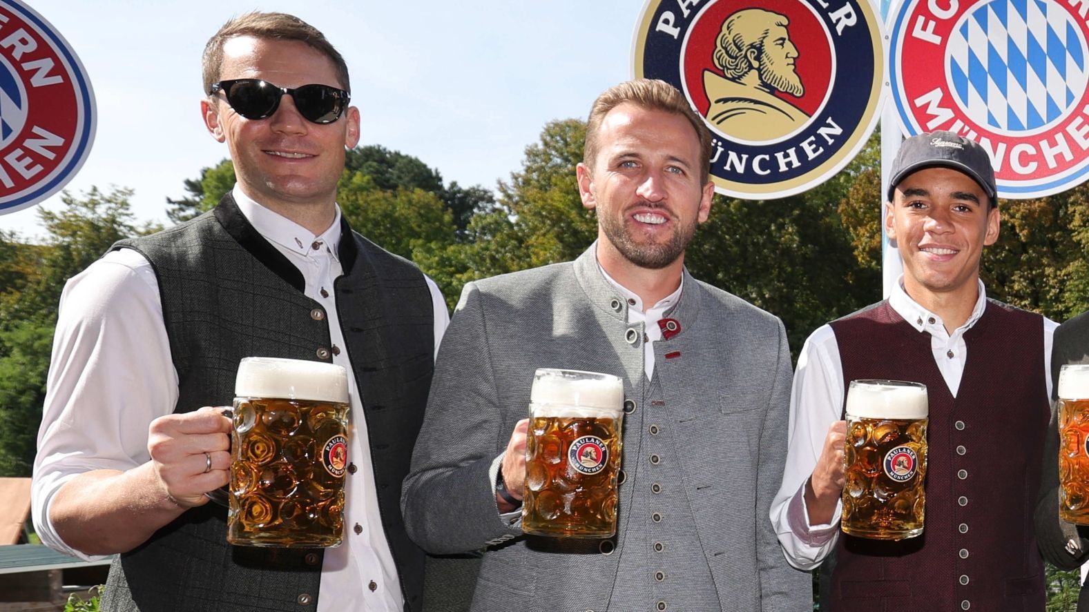 <strong>Der FC Bayern München auf dem Oktoberfest: Die besten Wiesn-Bilder</strong><br>Schön ist der Besuch sicherlich auch für Manuel Neuer, der beim 5:0-Sieg in Bremen am Samstag kurzfristig passen musste. Dass die Verletzung nicht so schlimm sein kann, beweist sein Lächeln auf diesem Bild mit Harry Kane und Jamal Musiala.