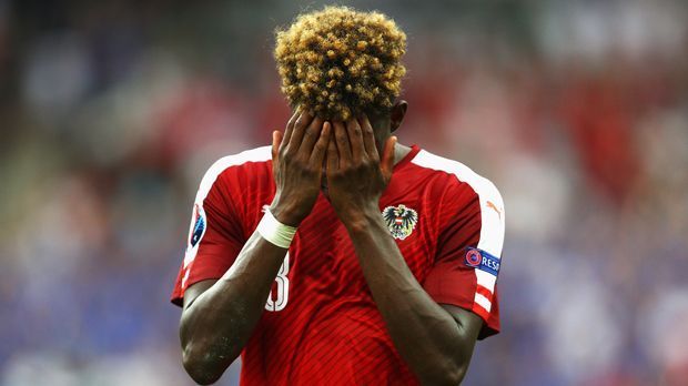 
                <strong>Mittelfeld: David Alaba (Österreich)</strong><br>
                Mittelfeld: David Alaba (Österreich): Es war nicht Alabas EM. Gegen Portugal (0:0) wurde der 24-Jährige gar in der 63. Minute ausgewechselt. Der ÖFB-Star, der normalerweise so gut wie nie einen schlechten Tag erwischt, fand leider nicht in das Turnier. Das kann auch daran liegen, dass Österreichs Trainer Marcel Koller den Bayern-Spieler auf ungewohnten Positionen einsetzte. Im letzten Gruppenspiel gegen Island (1:2) startete Alaba sogar als falsche neun. Das Experiment funktionierte nicht und Österreich schied enttäuschend aus. 
              