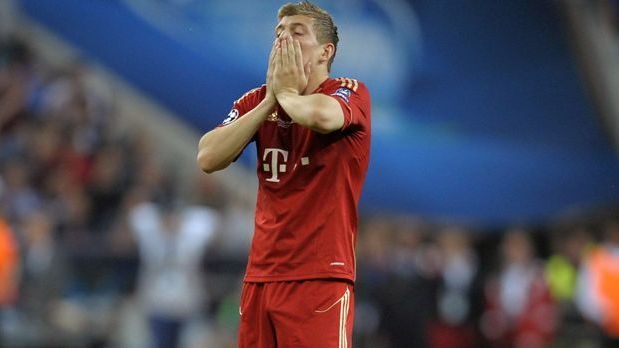 <strong>Champions-League-Finale 2012 gegen den FC Chelsea</strong><br>Der Final-Fluch ging für Kroos eine Woche nach dem verlorenen Pokal-Endspiel weiter. Beim "Finale dahoam" gegen den FC Chelsea stand Kroos über 120 Minuten auf dem Feld und bereitete die zwischenzeitliche Führung durch Thomas Müller vor. Am Ende verloren die Münchner bekanntlich im Elfmeterschießen.
