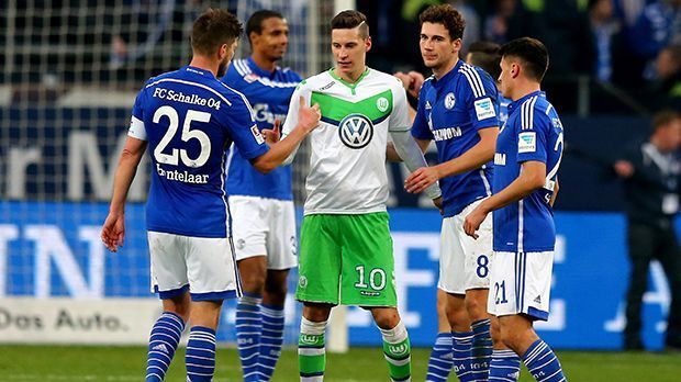 
                <strong>Julian Draxler: Vom FC Schalke 04 zum VfL Wolfsburg</strong><br>
                Dazu verlor Draxler, der seinen neuen Klub 36 Millionen Euro Ablöse gekostet hatte, auch noch mit 0:3. Wenigstens seine Mitspieler nahmen ihn bei seiner Rückehr herzlich in Empfang. ran.de zeigt, welche Wechsel den Fans gar nicht schmeckten.
              