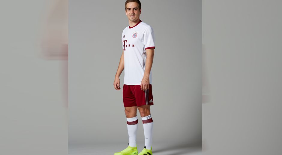 
                <strong>CL-Trikot FC Bayern</strong><br>
                ... In der vergangenen Saison spielten die Bayern in der europäischen Königsklasse noch in Schwarz. Im neuen Outfit ist die Hose in einem bordeaux-farbenen Ton. Ein ganz neuer Look also für den Rekordmeister
              