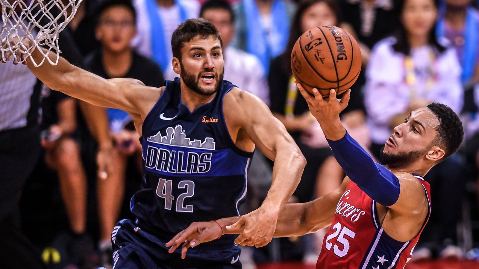 
                <strong>Maxi Kleber (Dallas Mavericks)</strong><br>
                Maxi Kleber ist der zweite deutsche Spieler, der bei den Dallas Mavericks unter Vertrag steht. Die Mavs sind gerade im Umbruch, wollen in den kommenden Jahren wieder zum regelmäßigen Playoff-Kandidaten werden. Schon in seiner zweiten Saison könnte der 26-jährige Würzburger Defensivspezialist dabei eine größere Rolle spielen. In zwei Testspielen in der Preseason konnte Kleber bereits überzeugen, darunter gegen die Philadelphia 76ers mit 17 Punkten, sieben Rebounds und vier Blocks. 
              